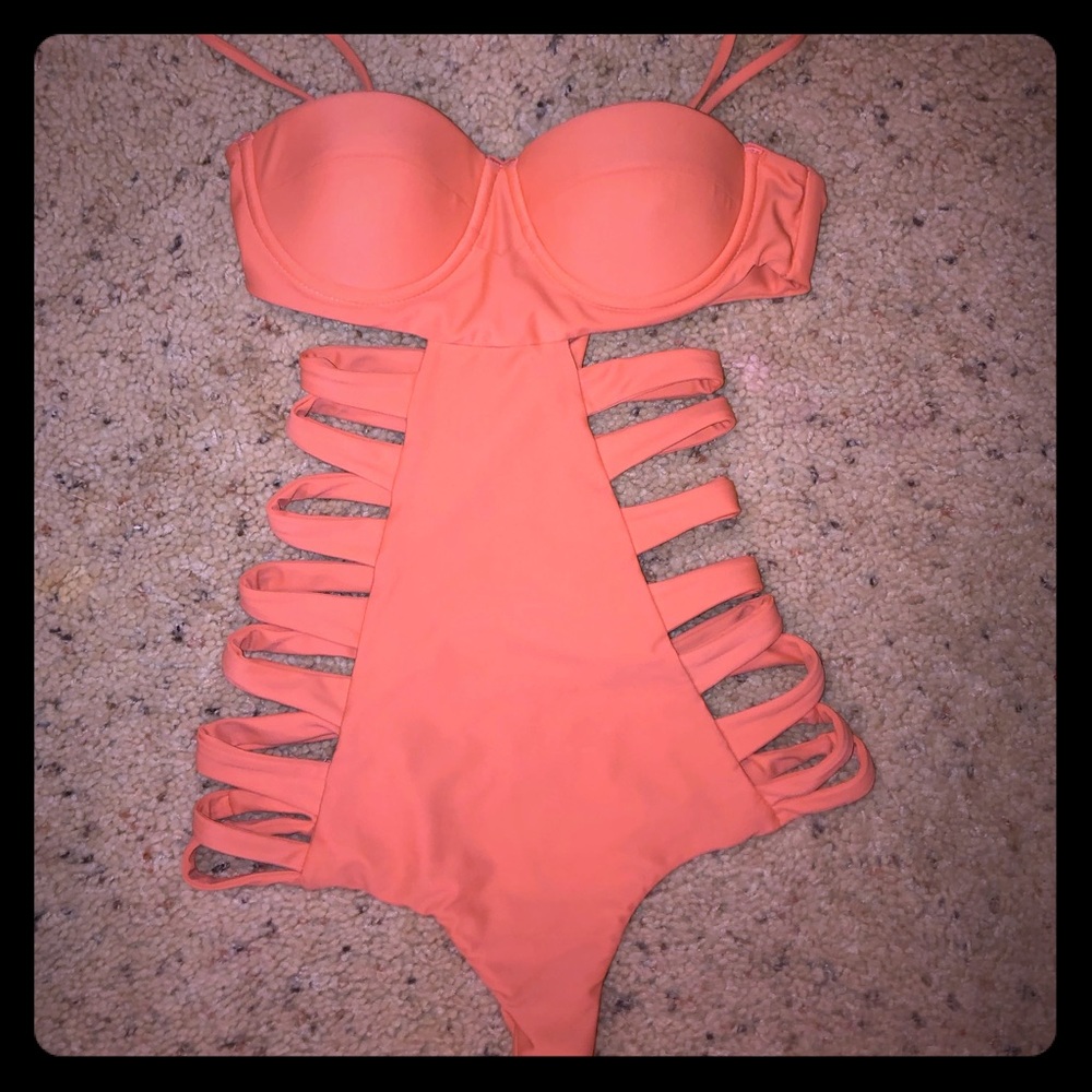 Issa de mar San Sebastián one piece